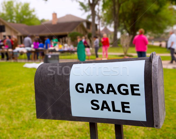 Garaż sprzedaży amerykański weekend zielone trawnik Zdjęcia stock © lunamarina