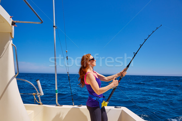 Gyönyörű nő lány horgászbot trollkodás csónak sósvízi Stock fotó © lunamarina