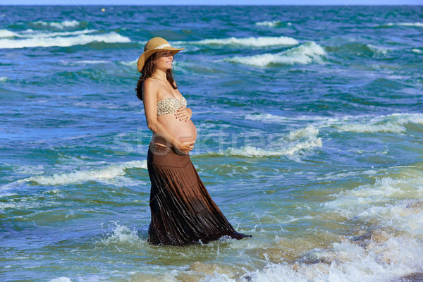 Femme enceinte plage vagues jouer famille bébé Photo stock © lunamarina