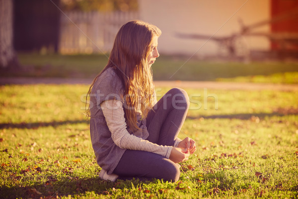 Kid fille profile parc coucher du soleil vue de côté [[stock_photo]] © lunamarina