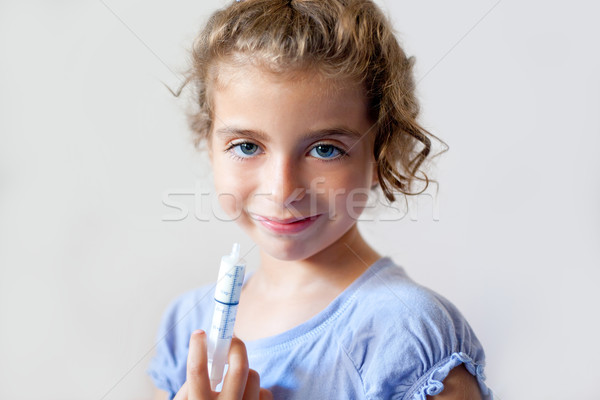 Fericit copii copil fată medicină seringă Imagine de stoc © lunamarina