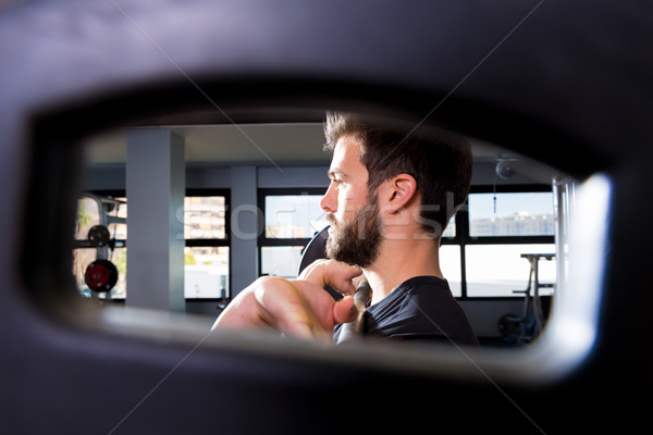 Sztanga człowiek podnoszenie ciężarów treningu widoku otwór Zdjęcia stock © lunamarina