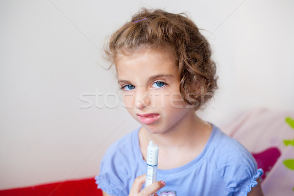 Ongelukkig kid meisje spuit geneeskunde dosis Stockfoto © lunamarina