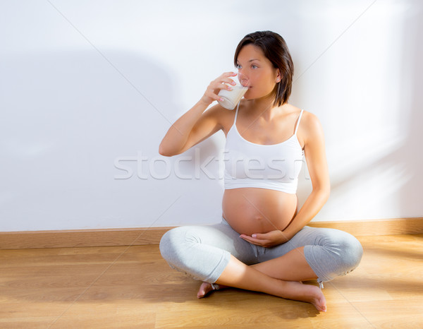 Foto d'archivio: Bella · donna · incinta · bere · latte · home · seduta