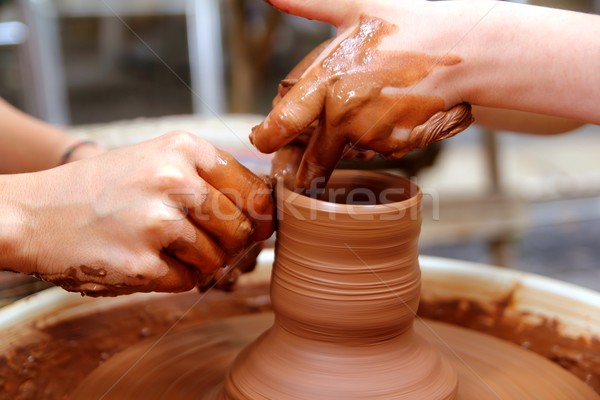 Glina ręce koła ceramiki pracy warsztaty Zdjęcia stock © lunamarina