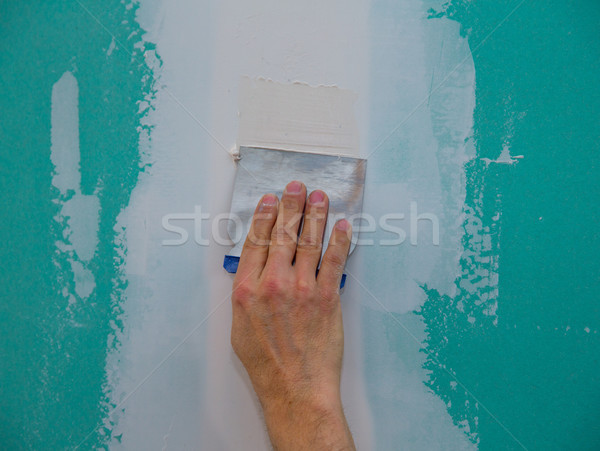 Gips-carton verde casă mână construcţie perete Imagine de stoc © lunamarina