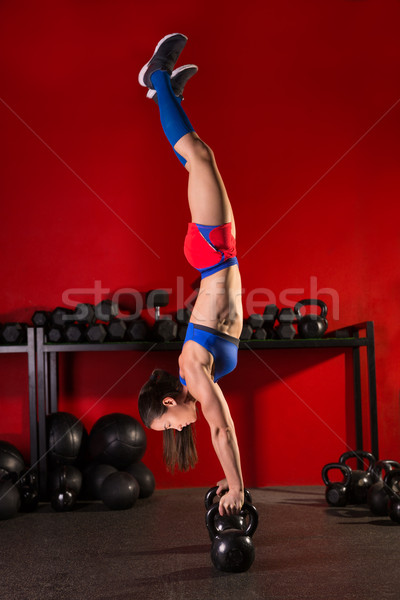 Kettlebells handstand femeie antrenament roşu sală de gimnastică Imagine de stoc © lunamarina