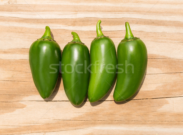 Foto d'archivio: Chile · jalapeno · caldo · peperoncino · legno · frutta