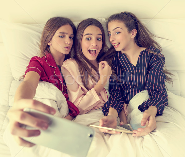 Partij beste vriend meisjes bed tablet smartphone Stockfoto © lunamarina