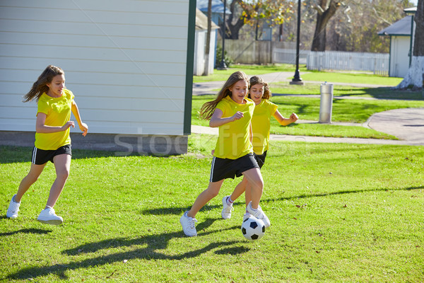 Prieten fete adolescenţă joc fotbal fotbal Imagine de stoc © lunamarina