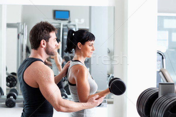 Fitnessstudio Frau Personal Trainer Krafttraining Mann Ausrüstung Stock foto © lunamarina