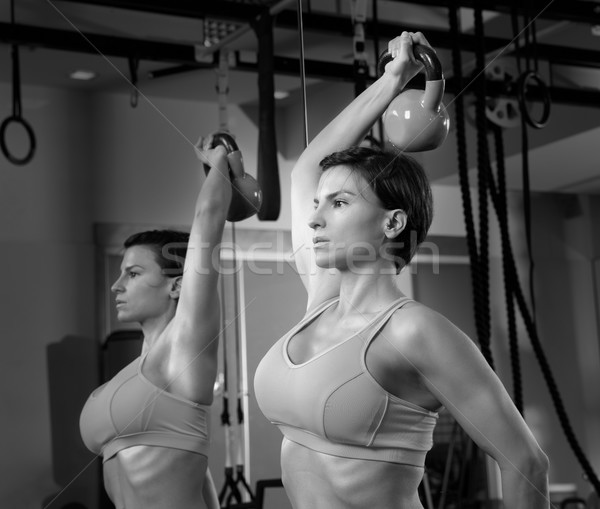 Crossfit fitness greutate de ridicare kettlebells femeie oglindă Imagine de stoc © lunamarina