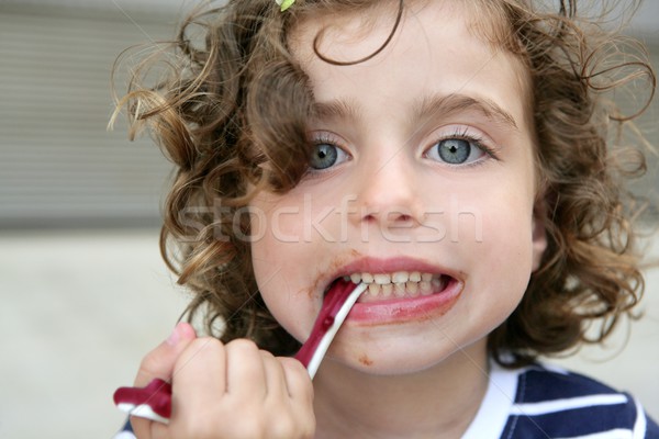Bambina mangiare dolce candy sporca faccia Foto d'archivio © lunamarina