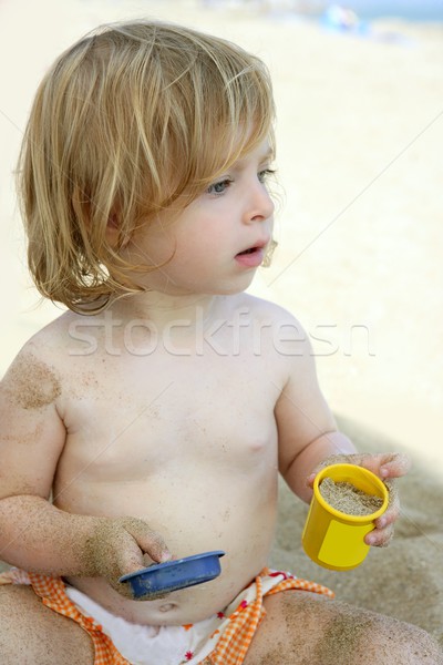 Copii plajă soare ecran protecţie umiditate Imagine de stoc © lunamarina