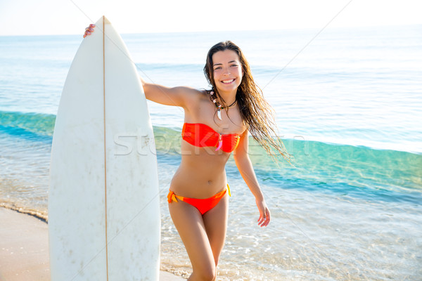 Bruneta adolescent Surfer bikini fată placa de surf Imagine de stoc © lunamarina