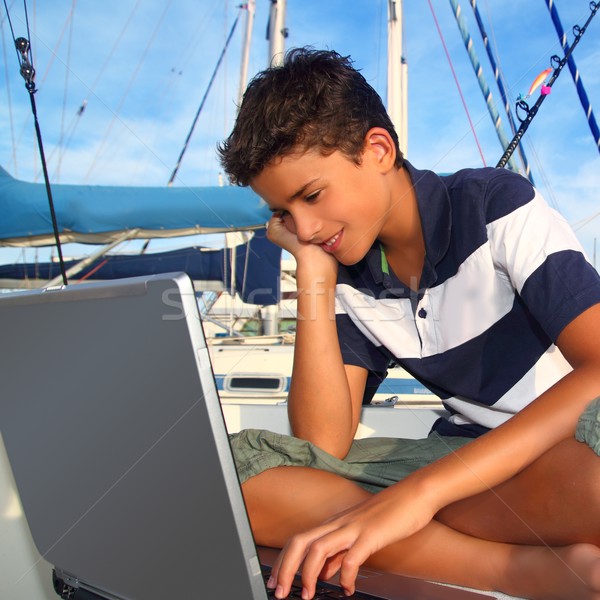 Stockfoto: Jongen · tiener · zitting · boot · jachthaven · laptop · computer