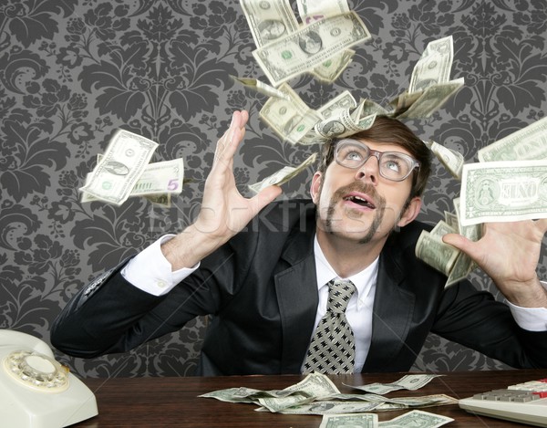Tocilar om de afaceri retro birou care zboară dolar Imagine de stoc © lunamarina
