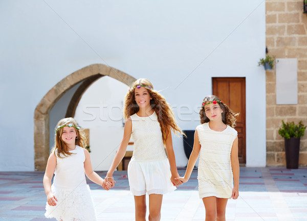 孩子 女孩 步行 手 地中海 村 商業照片 © lunamarina