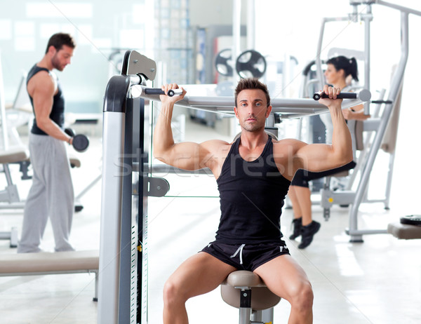 Fitness sportiv sală de gimnastică grup de oameni pregătire greutăţi Imagine de stoc © lunamarina