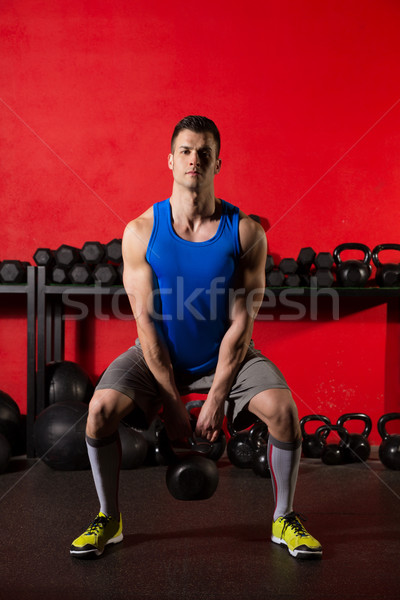 Kettlebells antrenament pregătire om sală de gimnastică leagăn Imagine de stoc © lunamarina