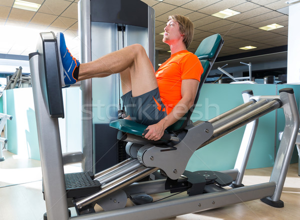 [[stock_photo]]: Gymnase · assis · jambe · presse · machine · blond