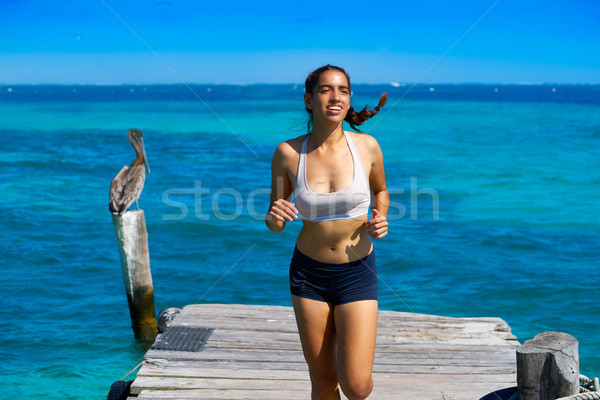Meisje lopen caribbean pier strand fitness Stockfoto © lunamarina