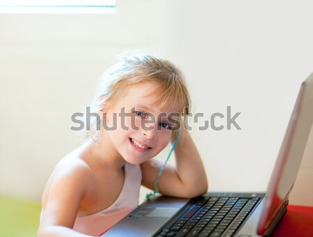 Foto stock: Loiro · crianças · menina · sorridente · laptop · computador