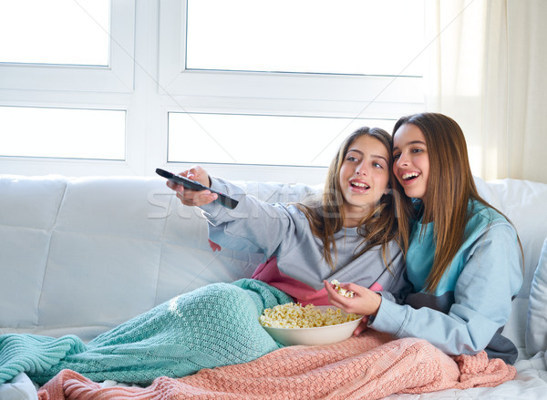 Beste vriend meisjes kijken tv bioscoop home Stockfoto © lunamarina