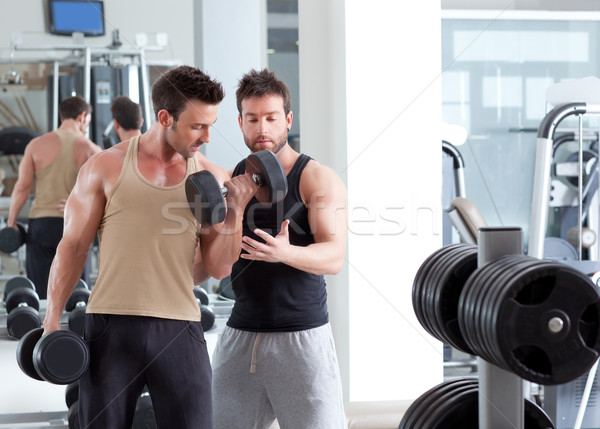 Tornaterem személyi edző férfi súlyzós edzés felszerlés épület Stock fotó © lunamarina