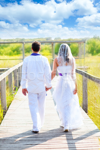 Cuplu fericit nuntă zi mers vedere din spate Imagine de stoc © lunamarina
