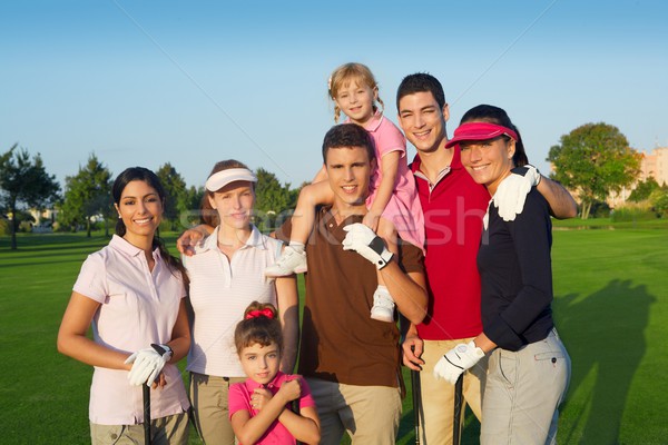 Teren de golf grup prietenii oameni copii prezinta Imagine de stoc © lunamarina