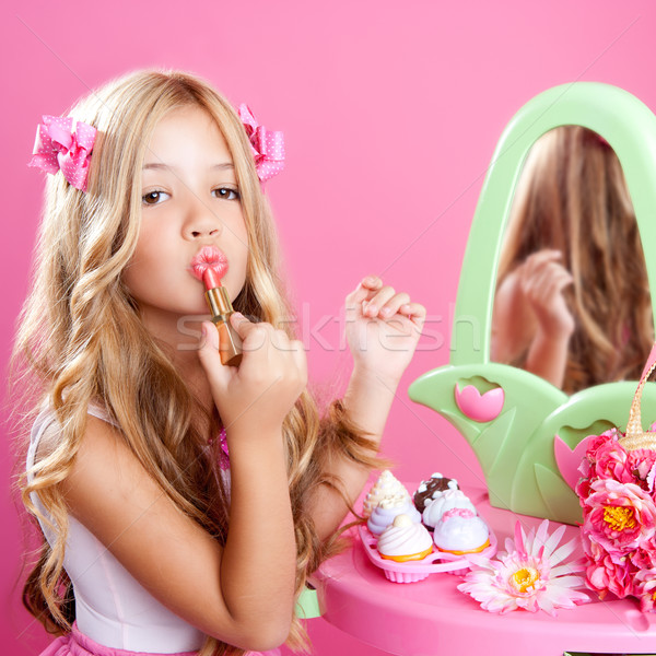 孩子 時尚 娃娃 小女孩 唇膏 化妝 商業照片 © lunamarina