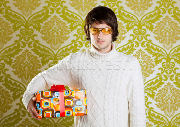 Retro hip junger Mann Gläser halten Geschenkbox Stock foto © lunamarina