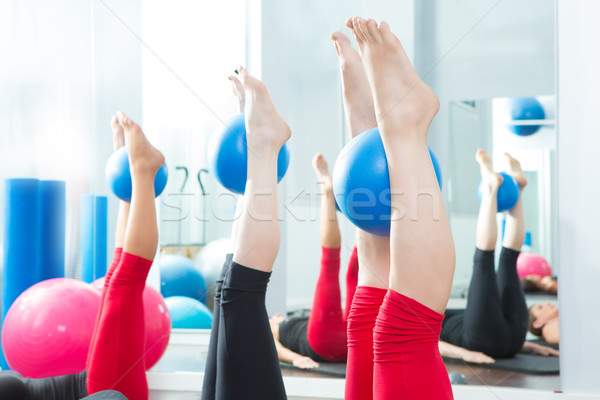 Aerobic Pilates Frauen Fuß Yoga Kugeln Stock foto © lunamarina