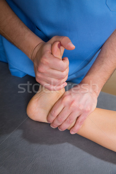 Knöchel Physiotherapie Behandlung Therapeut Hände Frau Stock foto © lunamarina