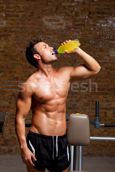 Muskel Mann Fitnessstudio entspannt Energy-Drink Stock foto © lunamarina