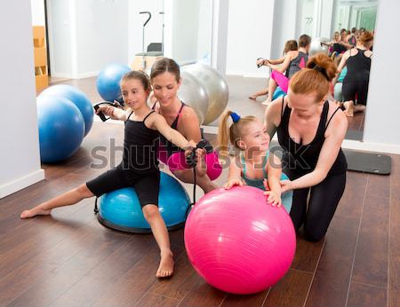 Pilates femei grup stabilitate bilă Imagine de stoc © lunamarina