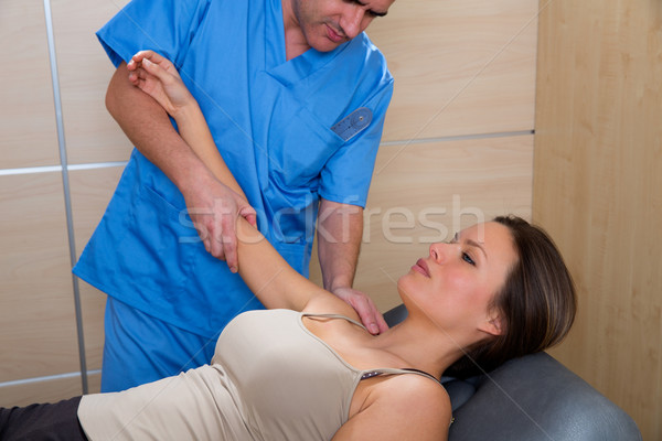 Schouder fysiotherapie arts arts vrouw patiënt Stockfoto © lunamarina