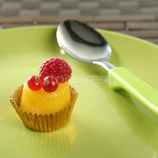 紅醋栗 覆盆子 雞蛋 蛋糕 勺子 商業照片 © lunamarina