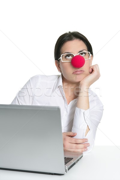 [[stock_photo]]: Seuls · bureau · femme · portable · clown · nez