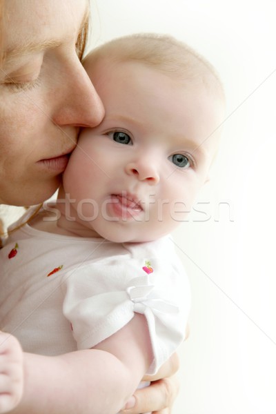 Madre besar pequeño bebé sonriendo blanco Foto stock © lunamarina