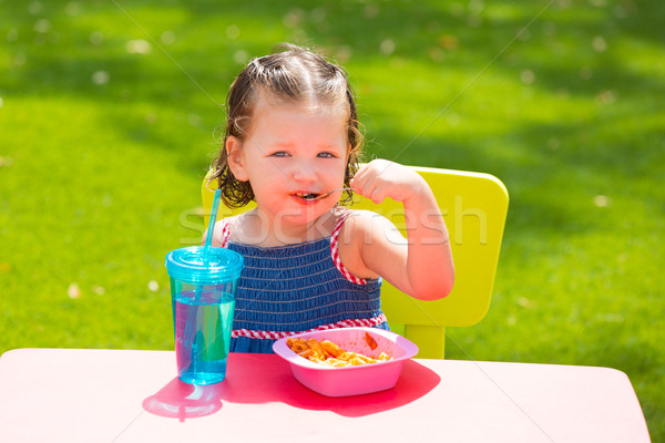 Stockfoto: Kid · meisje · eten · macaroni · tomaat