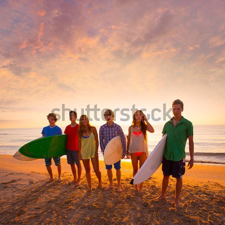 Surfers ragazzi ragazze gruppo piedi spiaggia Foto d'archivio © lunamarina