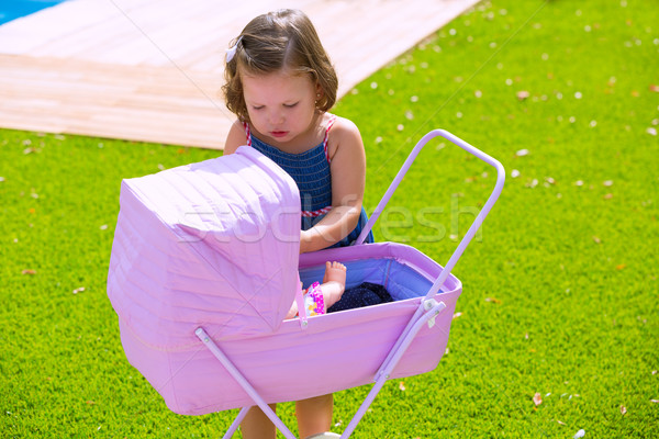 Kid fille jouer bébé panier [[stock_photo]] © lunamarina