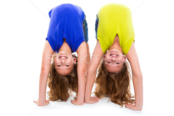 Tweeling kid zusters spelen flexibele gelukkig Stockfoto © lunamarina