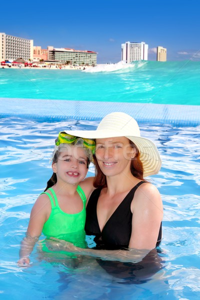 Foto d'archivio: Madre · figlia · abbraccio · piscina · spiaggia · tropicale · Caraibi