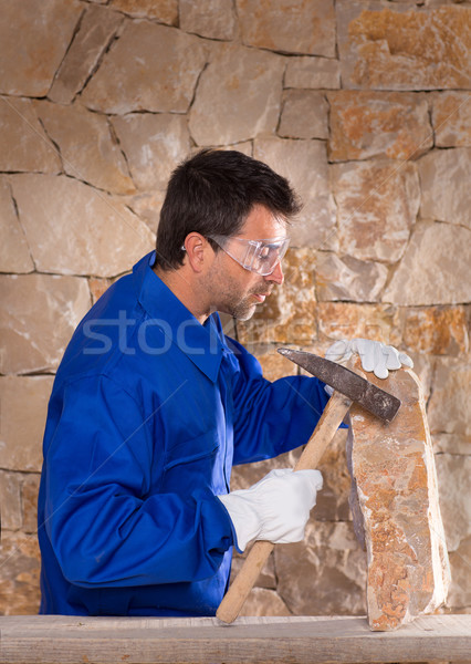 Albañilería albañil hombre martillo de trabajo muro de piedra Foto stock © lunamarina