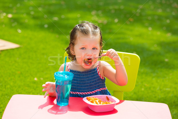 Kid meisje eten macaroni tomaat Stockfoto © lunamarina