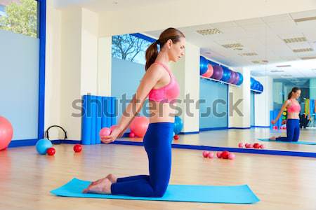 Pilates kobieta otwarte nogi biegun wykonywania Zdjęcia stock © lunamarina
