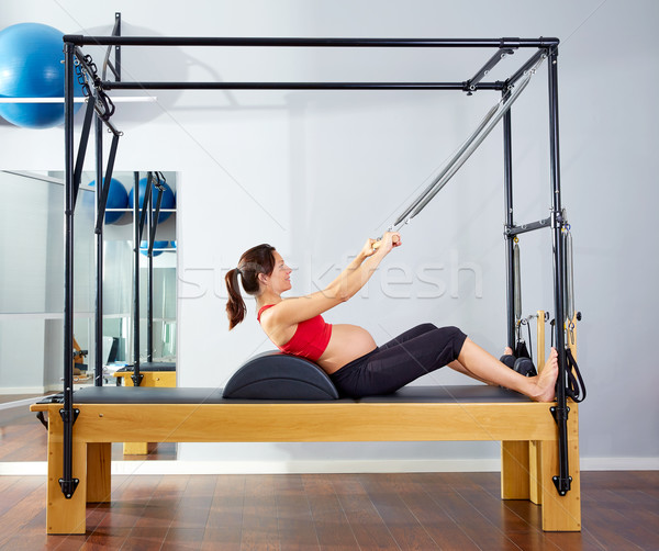 Foto stock: Mujer · embarazada · pilates · rodar · hasta · ejercicio · entrenamiento